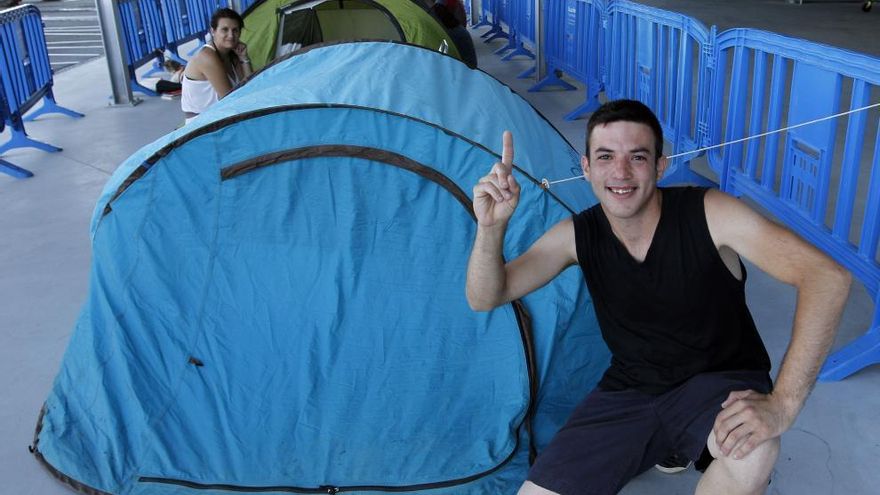 Uno de los jóvenes que están en la cola para entrar en Ikea
