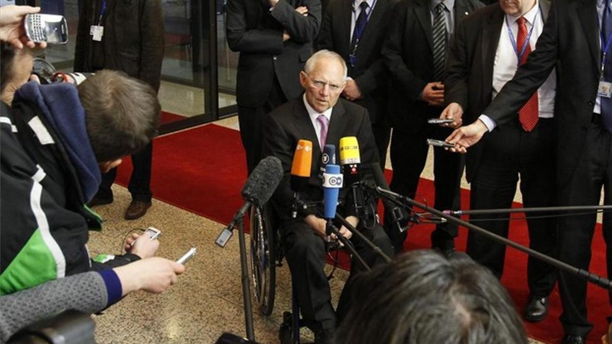 El ministro alemán, Schuble, responde a los periodistas a su llegada a la reunión.