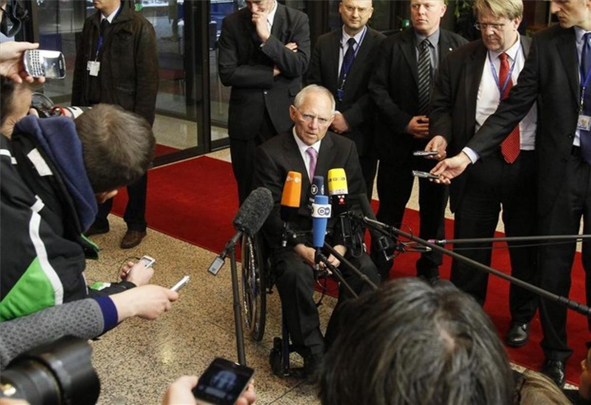 El ministro alemán, Schuble, responde a los periodistas a su llegada a la reunión.
