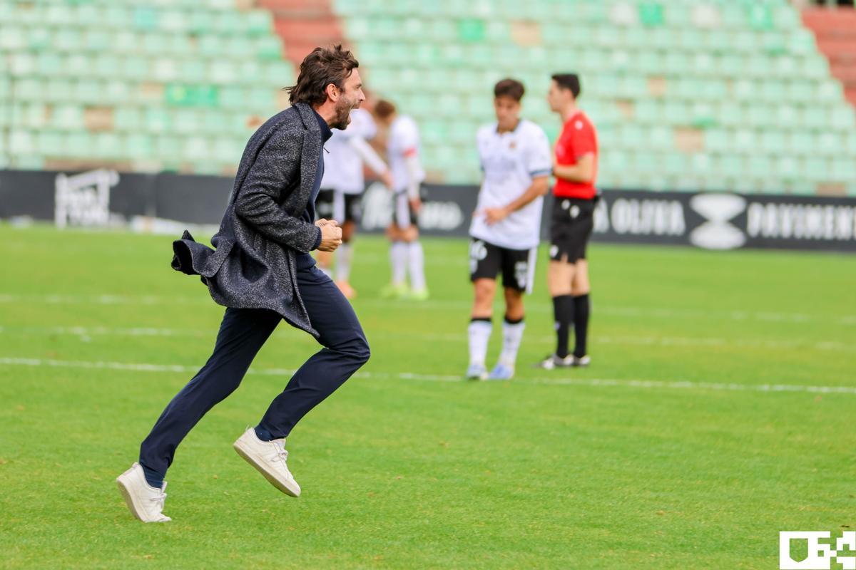 El técnico Fran Beltrán corre celebrando una victoria.