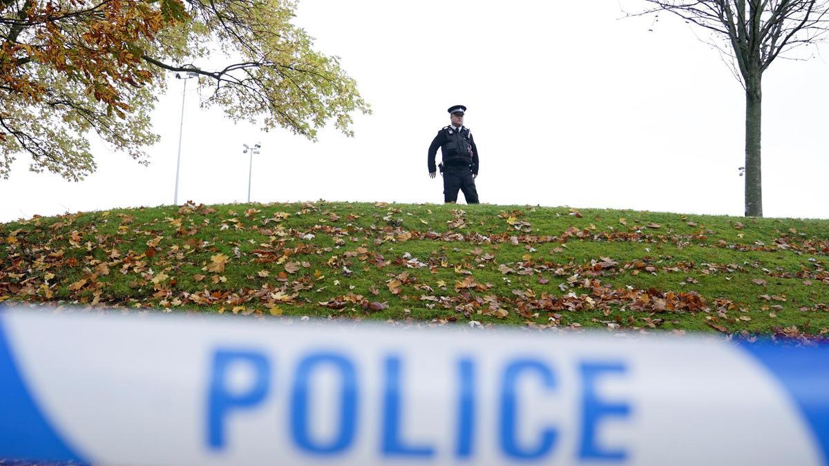 Un agente vigila las inmediaciones de la maternidad de Liverpool donde se produjo el ataque.