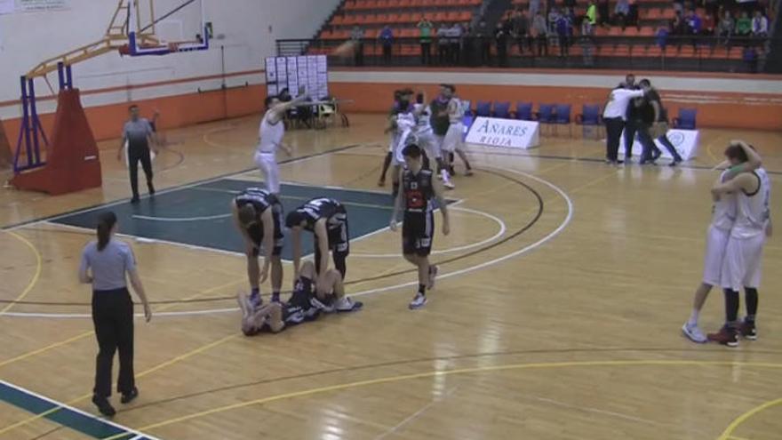 Los jugadores del Clínicas celebran la victoria en la pista.