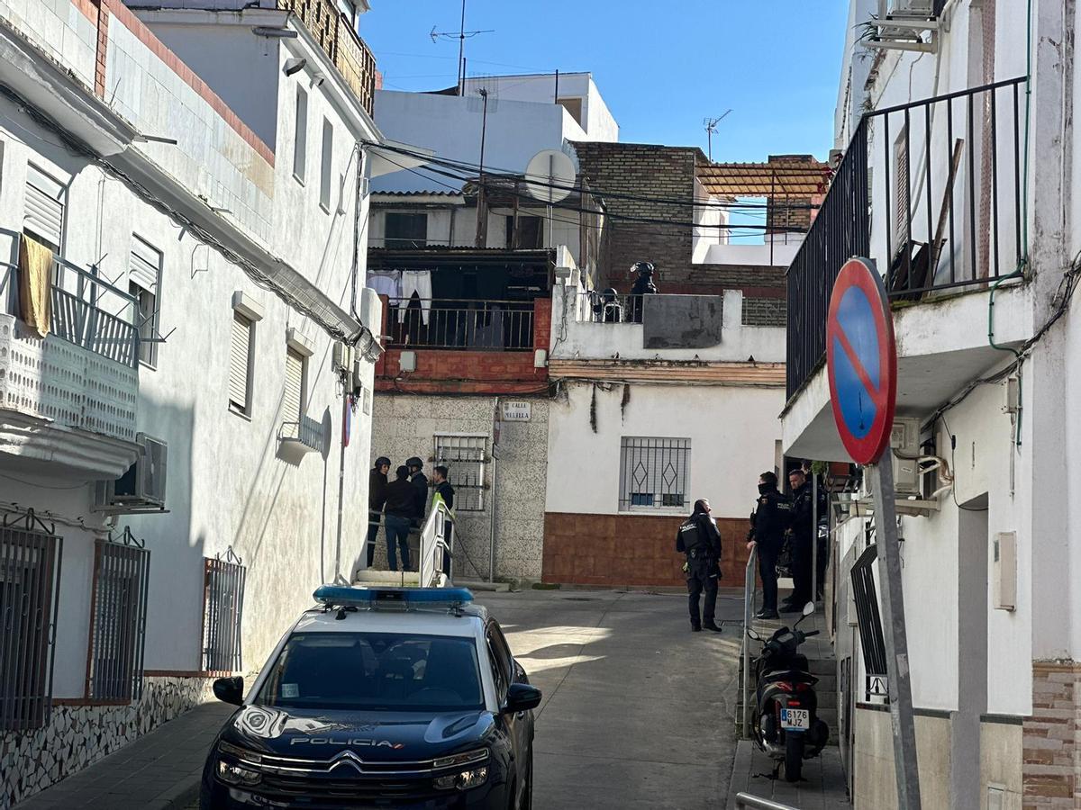 Agentes de la Policía Nacional en el lugar de los hechos en Camas este domingo.