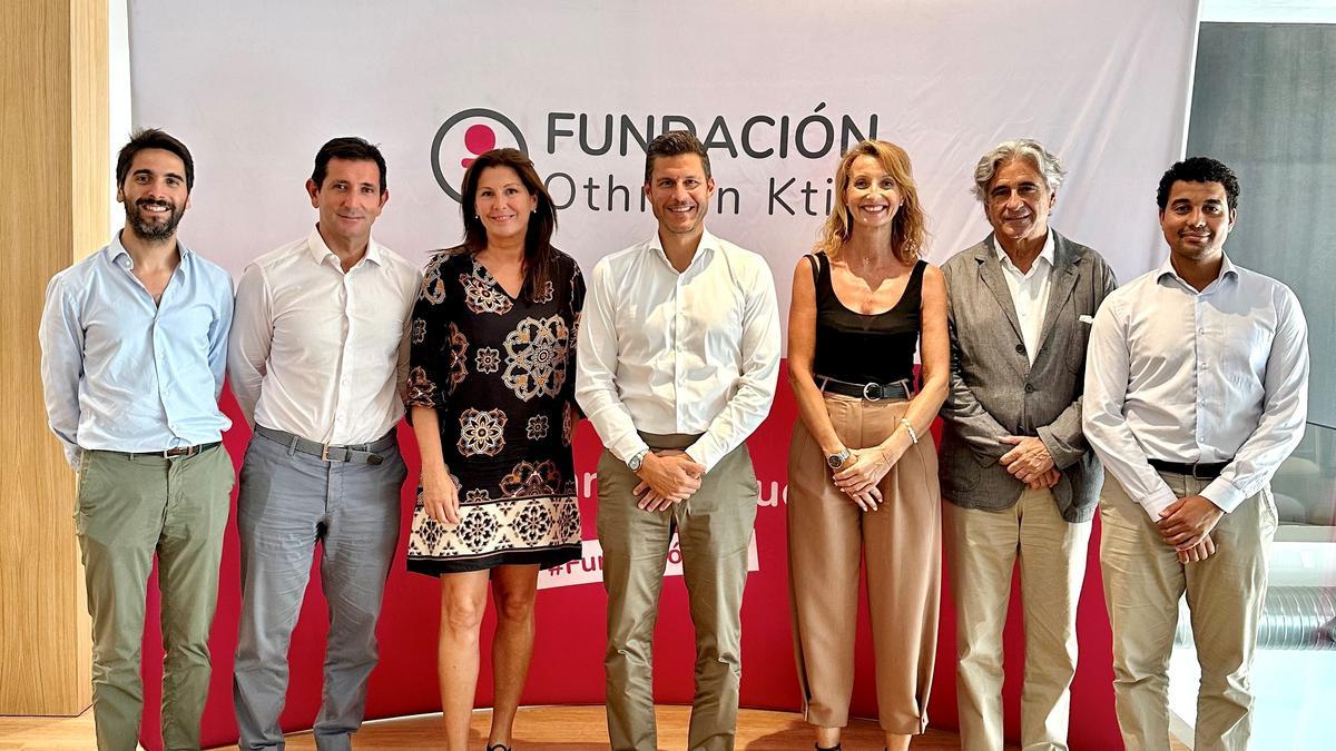 Los miembros del patronato de la Fundación Othman Ktiri; en el centro, el empresario y presidente de la entidad.