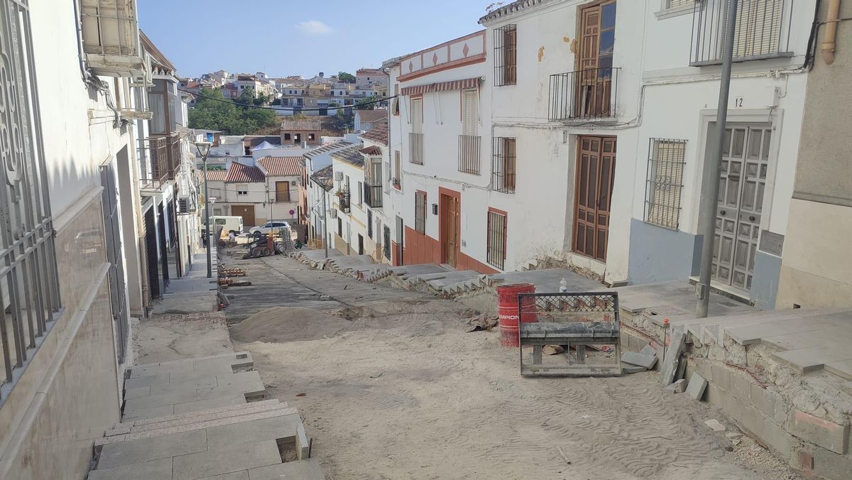 Vista de las obras en la calle Alarcones de Baena, en imagen de este jueves.