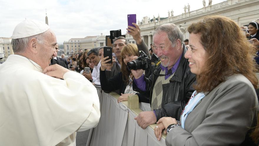 ´Cacho´ Piña, de origen lorquino, y la cantante argentina Álex Macía en el momento que le entregaron el CD con el tango al Papa Francisco.