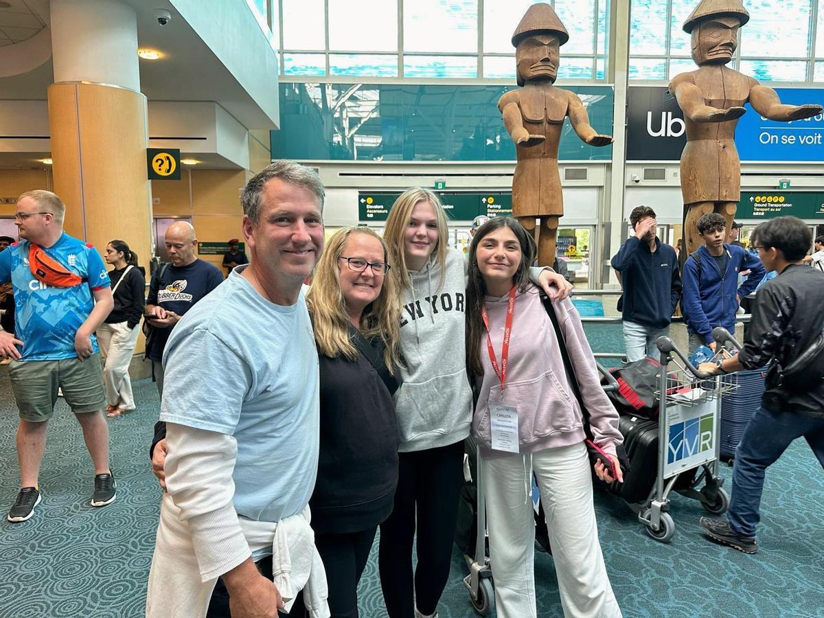 La familia anfitriona de Carlota la recibe en el aeropuerto en Canadá