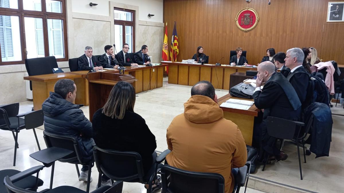 Los acusados, durante la vista celebrada hoy en la Audiencia Provincial de Palma.