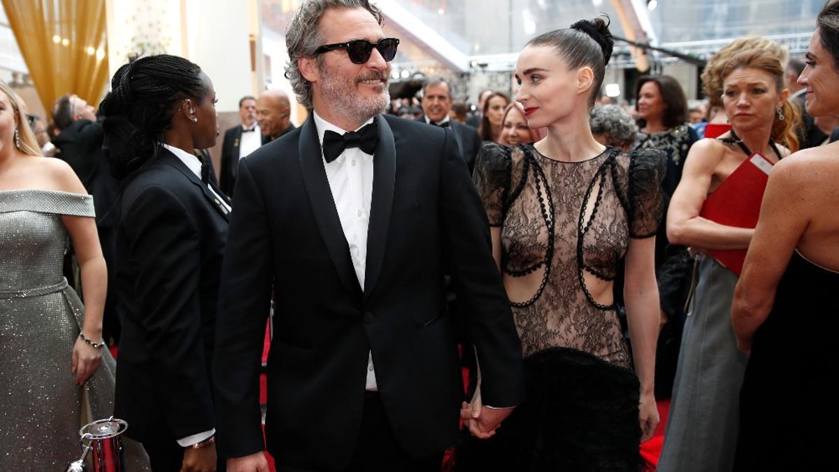 Joaquin Phoenix y Rooney Mara a su llegada a los Premios Oscar