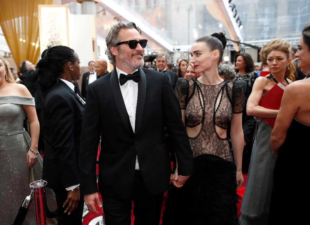 Joaquin Phoenix y Rooney Mara a su llegada a los Premios Oscar