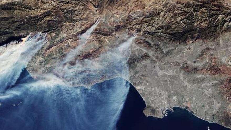 Els incendis, a vista de satèl·lit, i la seva extensa fumera