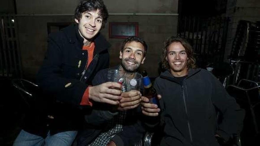 Diego Jiménez, en el centro, con Félix García (izquierda) y Sergio Fernández, ayer, en una terraza de Avilés.