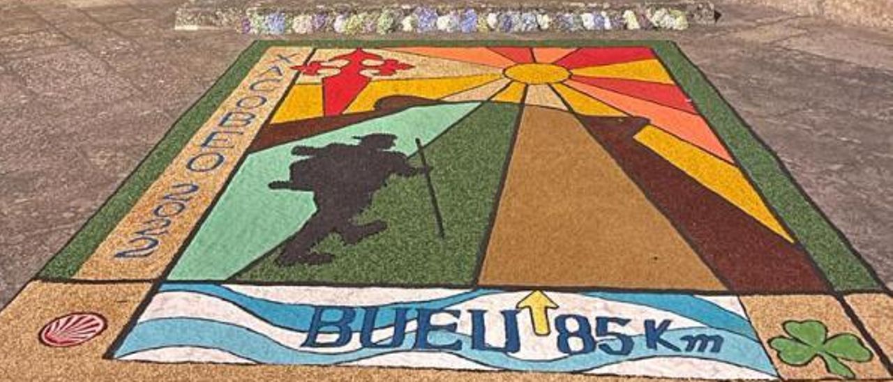 La alfombra luce ya junto a la iglesia de San Martiño. // FDV