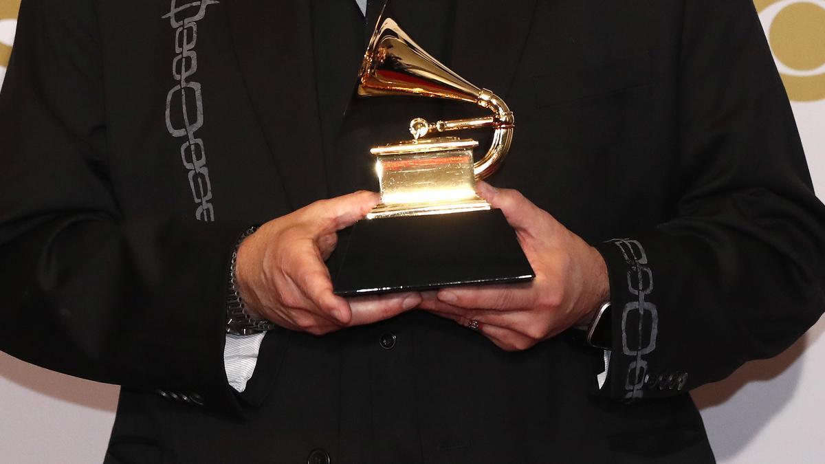 Una imagen del galardón de los Grammys 2024, el gramófono.
