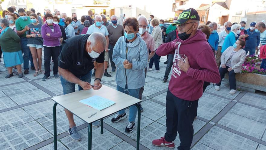 Decenas de vecinos de Santa Croya vuelven a concentrarse contra las obras del desplazamiento del malecón