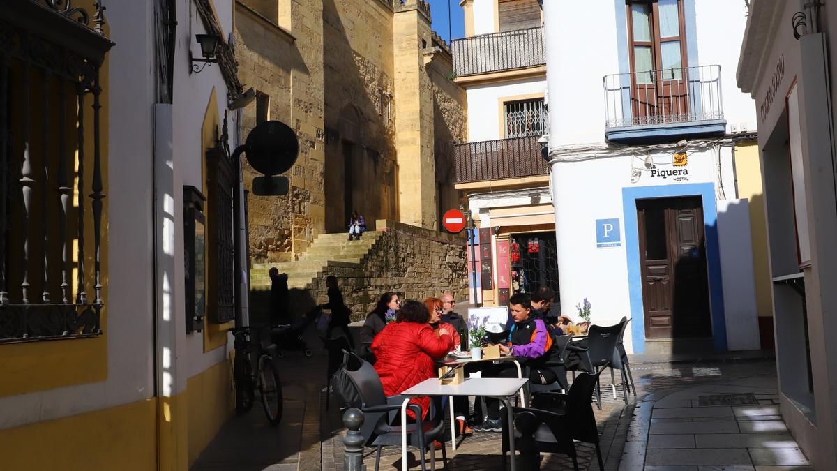 Clientes disfrutan de sus consumiciones en un bar junto a la Mezquita-Catedral.