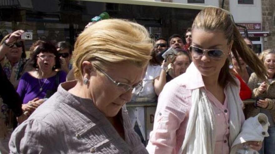 María José Campanario llega a la Audiencia de Cádiz abucheada por decenas de personas