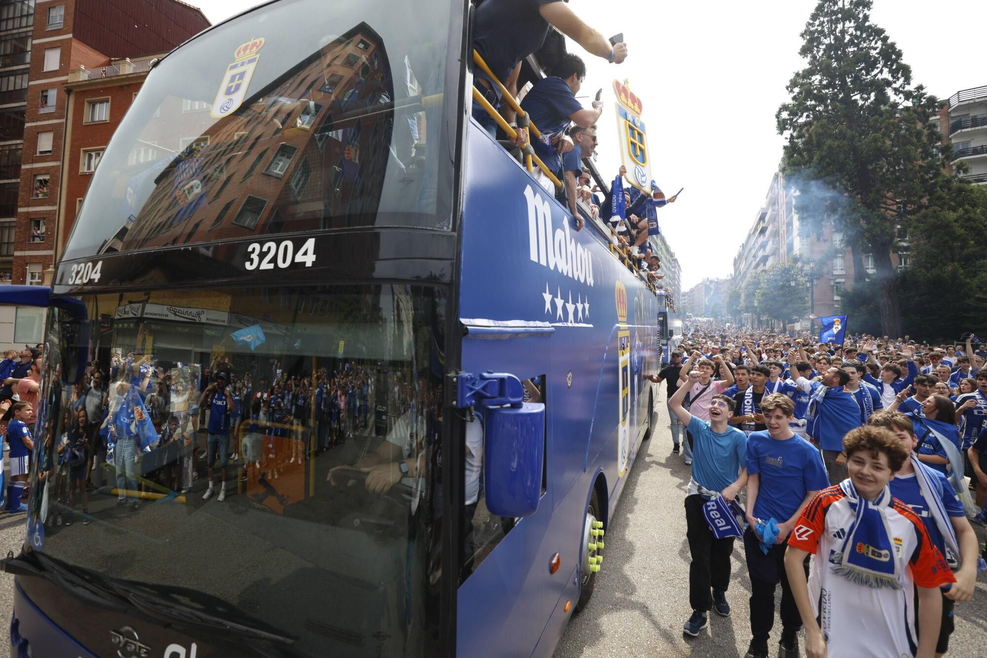 Locura azul en las calles de Oviedo para celebrar el ascenso del equipo a Primera División