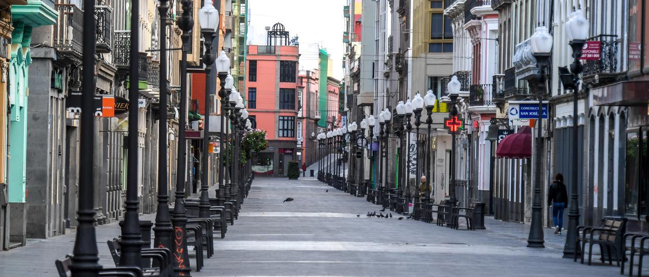 La calle Triana, prácticamente desierta durante el confinamiento por el coronavirus.