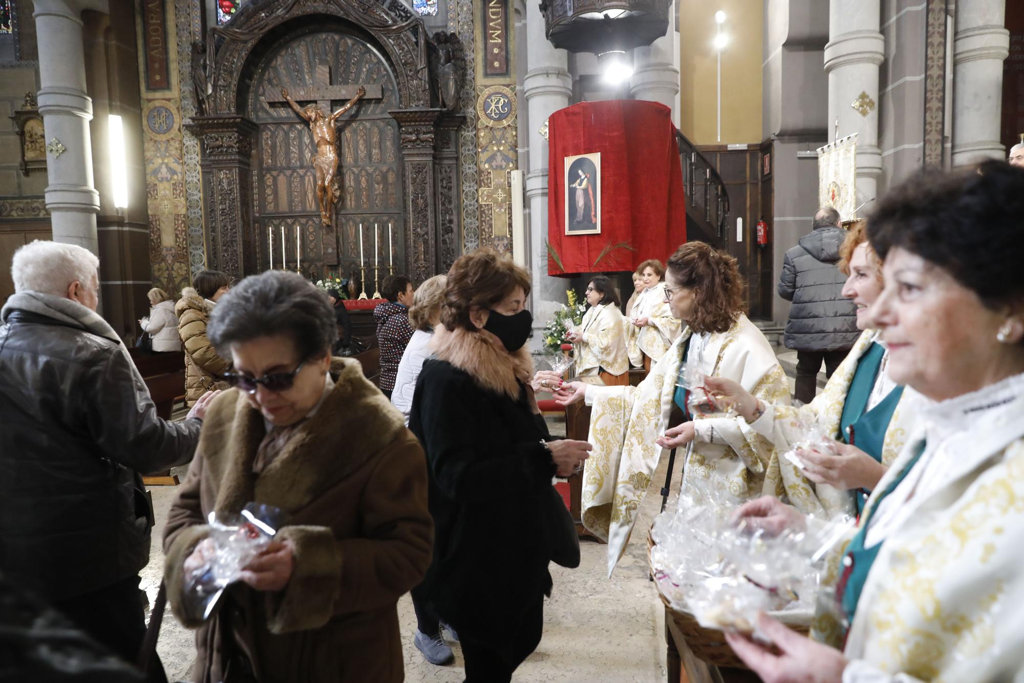 En imágenes: Misa, procesión y reparto de galletas por Santa Águeda en la Basílica