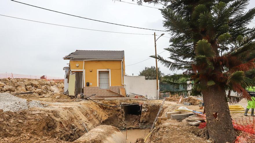 Imagen de una vivienda afectada por la rotura del cauce del Segura en la acequia del Río en Almoradí/ Foto Tony Sevilla.