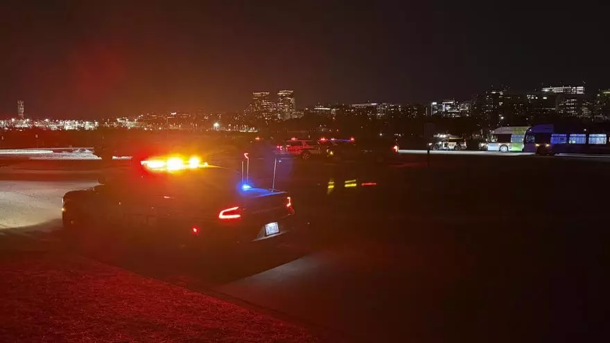 Este es el instante en el que un avión comercial con 64 pasajeros cae al río Potomac tras estrellarse contra un helicóptero militar en Washington