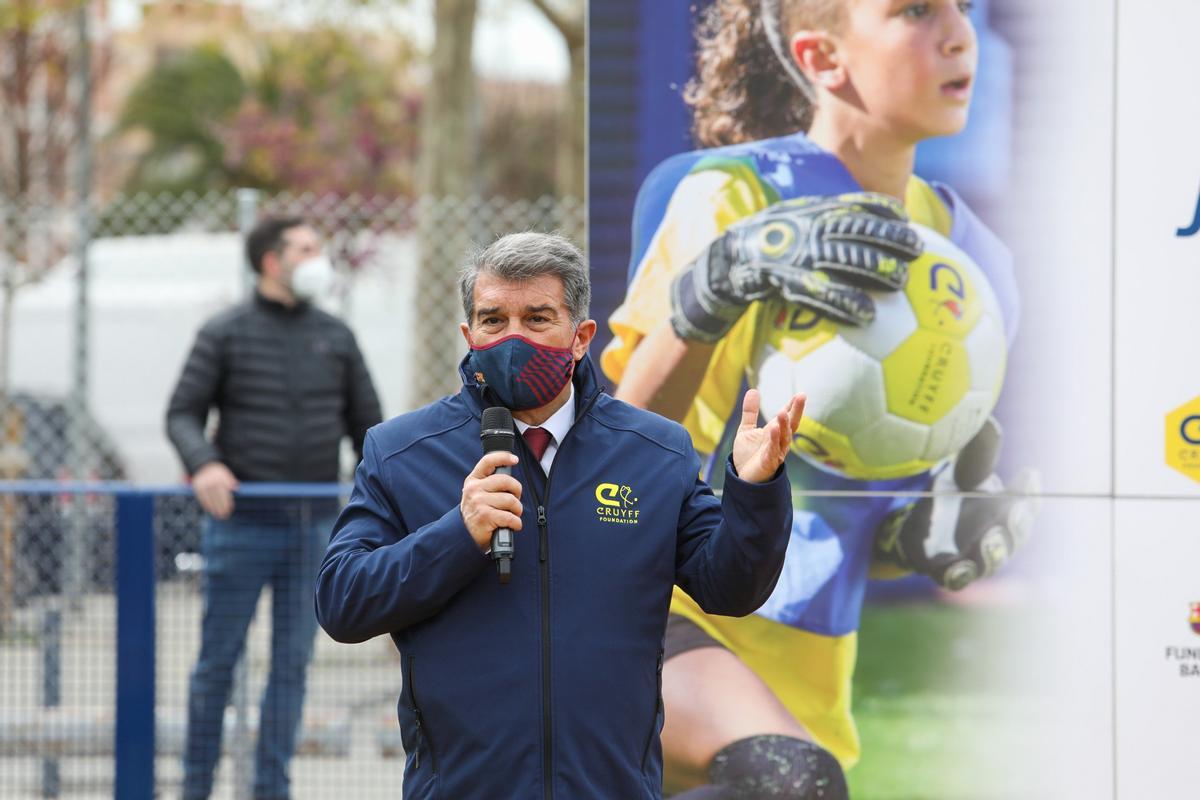 Laporta, en la inauguración de la Cruyff Court de Jordi Alba en L'Hospitalet.