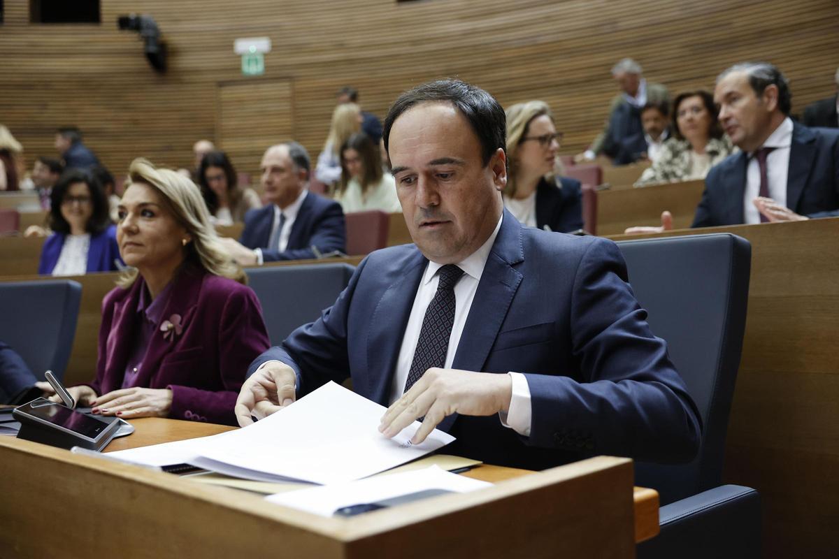Pérez Llorca, ayer, en la sesión de control en las Corts.
