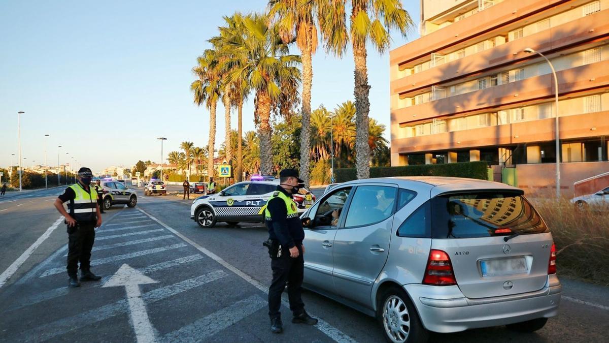 Control de tráfico de la Policía Local en la avenida de Desiderio Rodríguez durante el periodo de restricciones por la pandemia en 2021