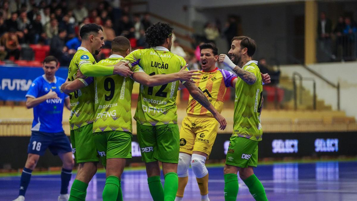 Los jugadores del Palma Futsal celebran el primer gol del partido, que marcó Charuto