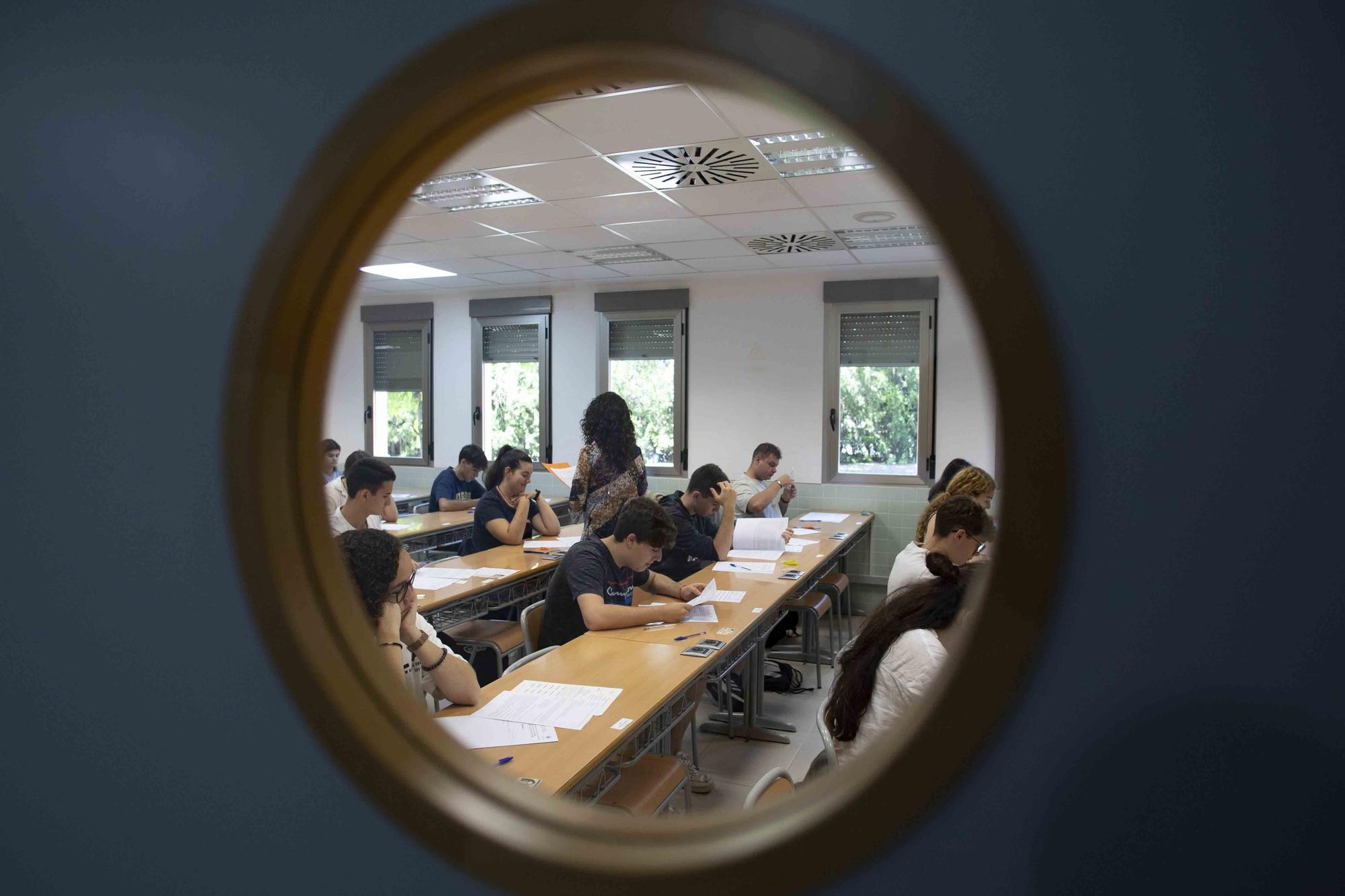 Alumnos de los institutos de la Costera y la Canal se enfrentan a los primeros exámenes de las PAU en Xàtiva