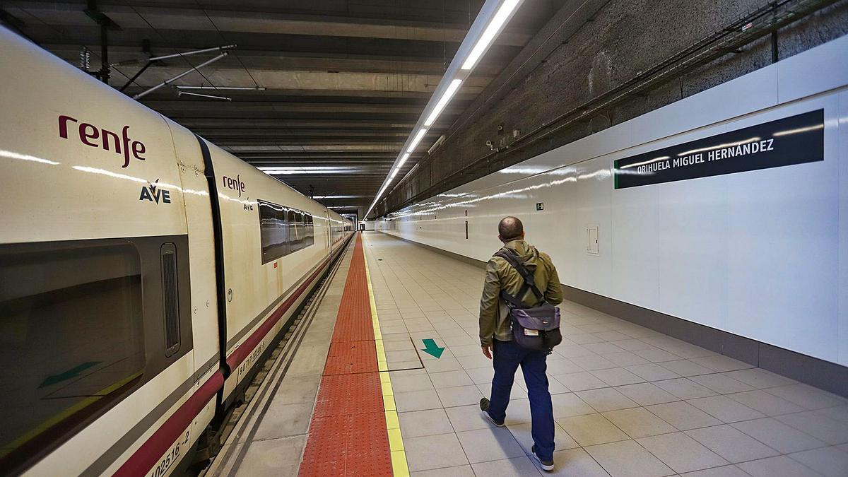 Un tren de Alta Velocidad parado en la estación de Orihuela-Miguel Hernández esta semana, antes de salir con destino a Elche y Madrid.