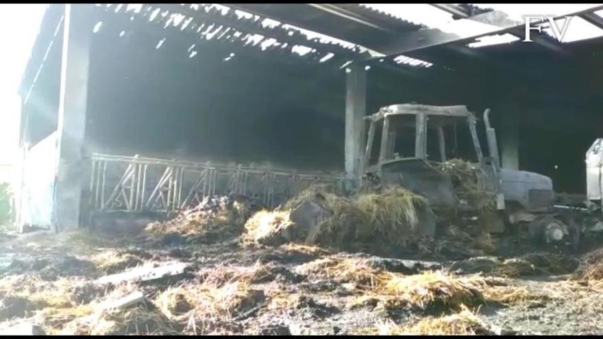 El fuego arrasa una granja en Lalín