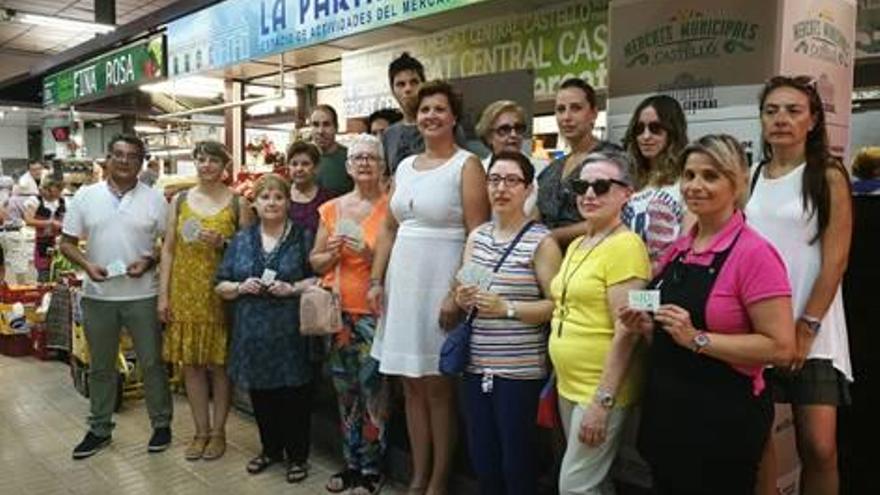 Entrega de vales en el Mercat Central