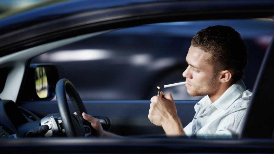Està prohibit fumar al cotxe amb el coronavirus?