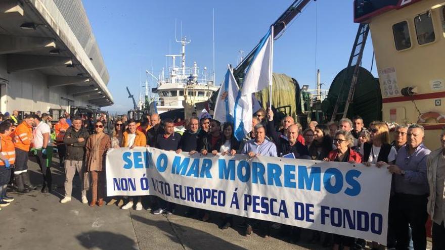 Representantes políticos, sectoriales y sindicales tras la pancarta de la manifestación celebrada este martes en el puerto de Ribeira / suso souto