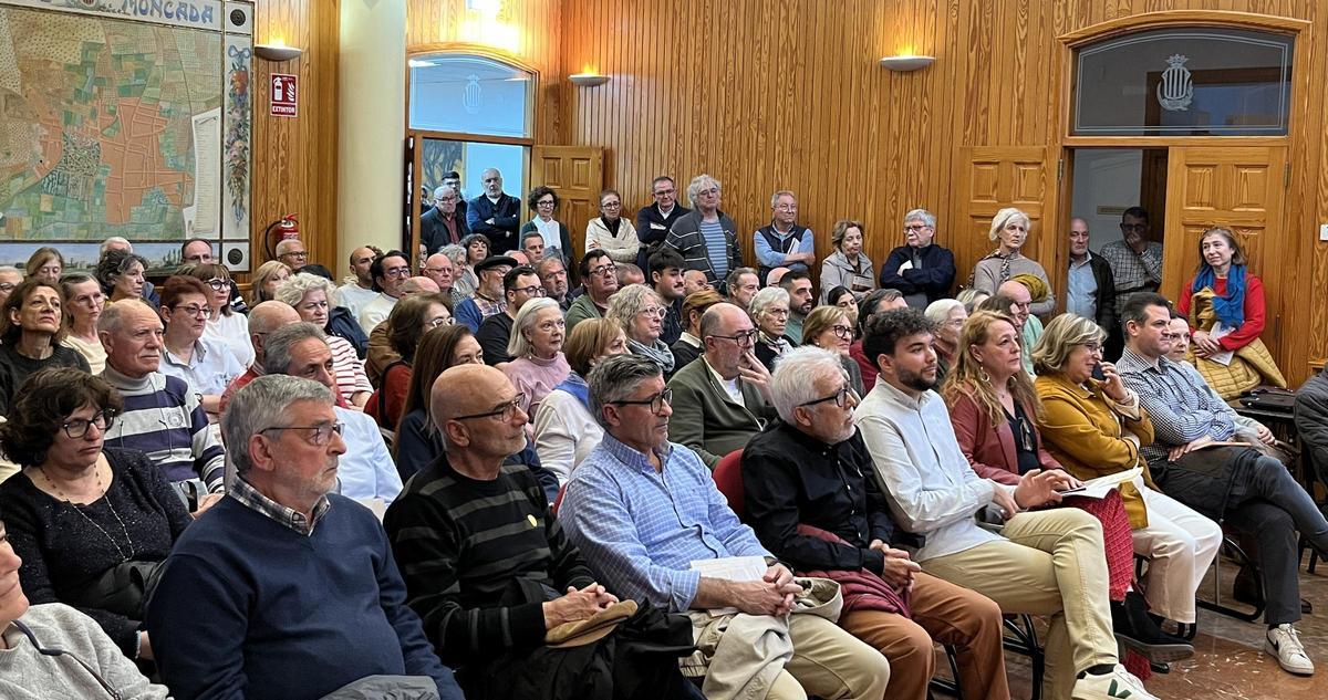 Pleno de asistentes durante la presentación.