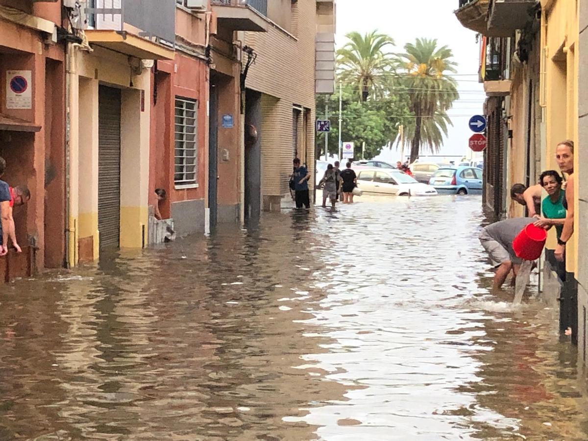 Dos barcos enfonsats i un ferit greu per les pluges al Maresme