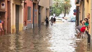 Dos barcos enfonsats i un ferit greu per les pluges al Maresme