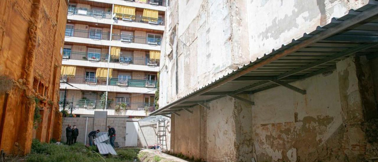 El solar que se adquirirá y, debajo, la Biblioteca Central.       | J. ESTEVAN/X. FERRI