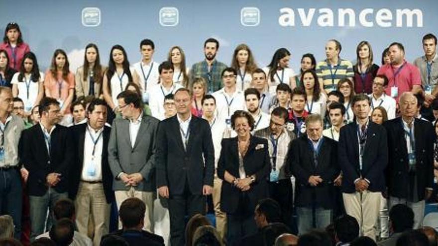 Los imputados Bataller y Castedo en la foto de grupo con Rajoy
