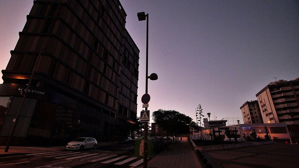 Panorámica de varias edificaciones en torno a uno de los accesos a la capital tinerfeña.