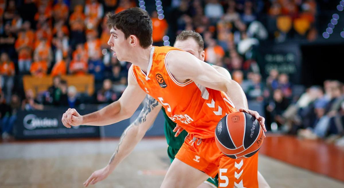 Sergio de Larrea durante el Valencia Basket - Zalgiris Kaunas de la Euroliga
