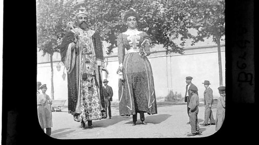 Berga compra una placa de vidre dels gegants de la Patum a Barcelona el 1902