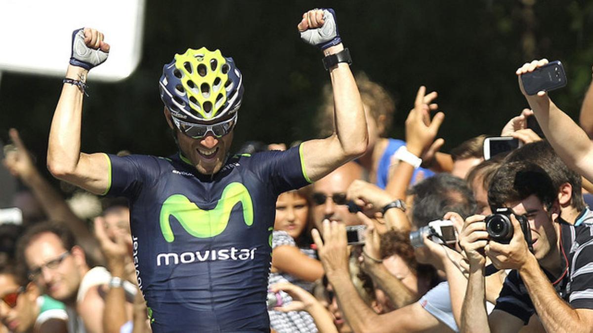 Alejandro Valverde celebra su victoria en la Clásica San Sebastián, al cruzar la meta