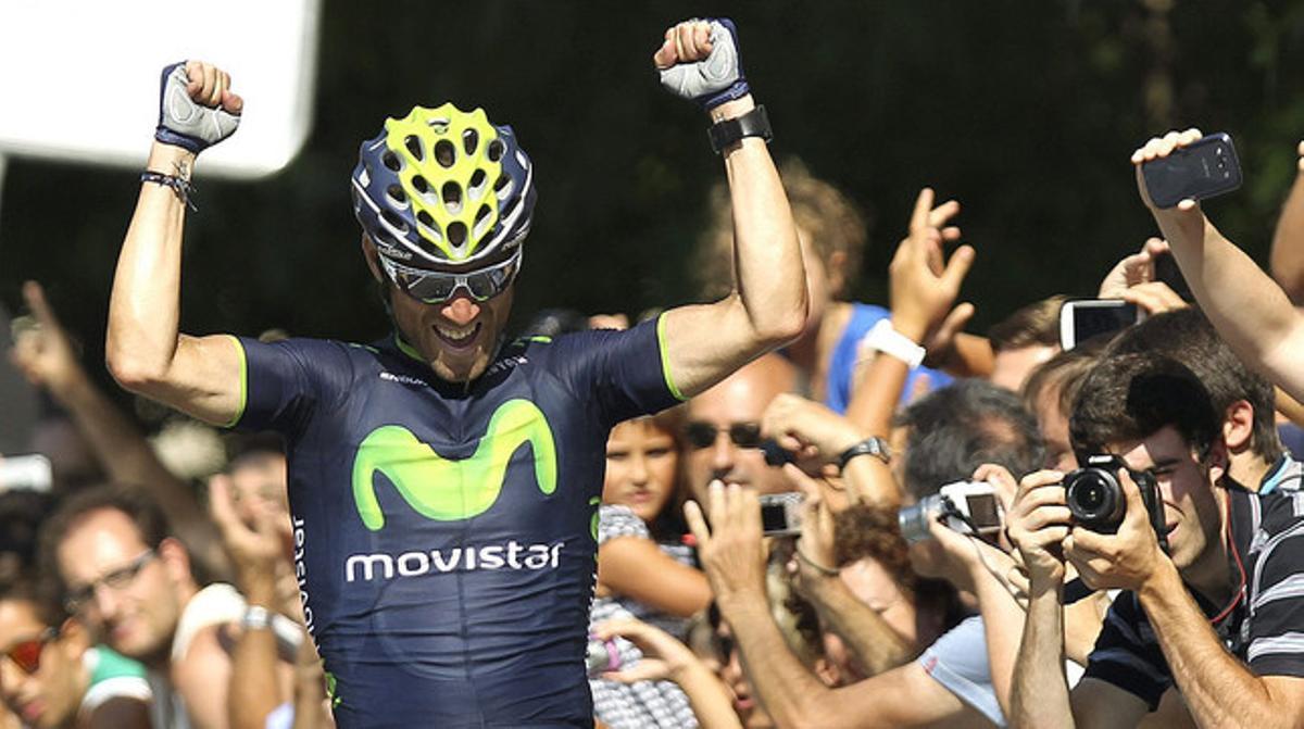 Alejandro Valverde celebra la seva victòria a la Clàssica Sant Sebastià, al travessar la meta.