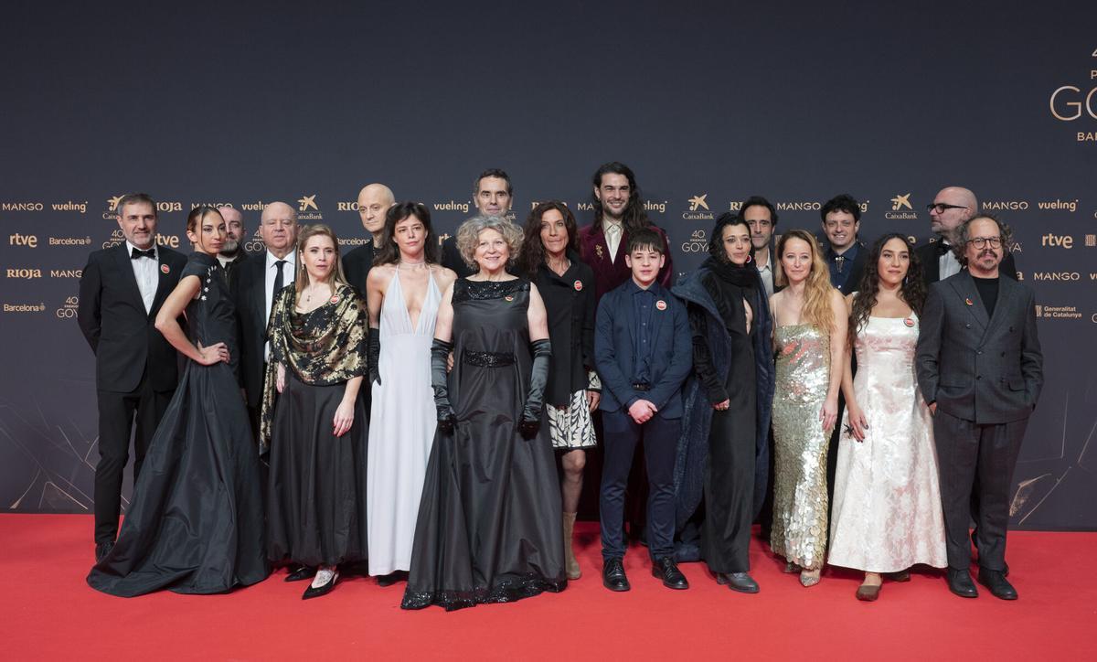 Barcelona 28.02.2026. Cultura. Oliver Laxe y el equipo de Sirat posando en la alfombra roja en la 40 edición de los premios Goya 2026. Fotografía de Jordi Cotrina