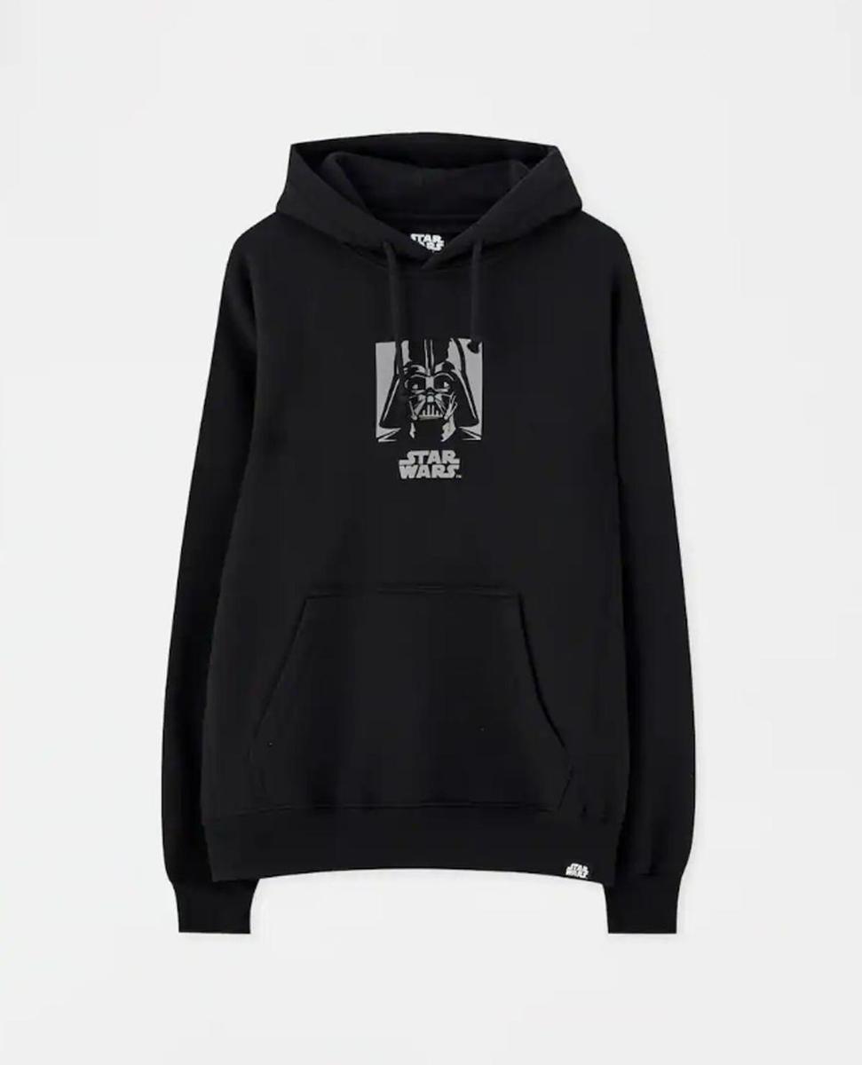 Sudadera de 'Star Wars' de Darth Vader de Pull&amp;Bear (Precio: 25,99 euros)