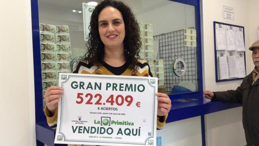 Eva Suárez, la lotera que repartió medio millón de euros en la Tenderina: "Creo que el ganador es del barrio"