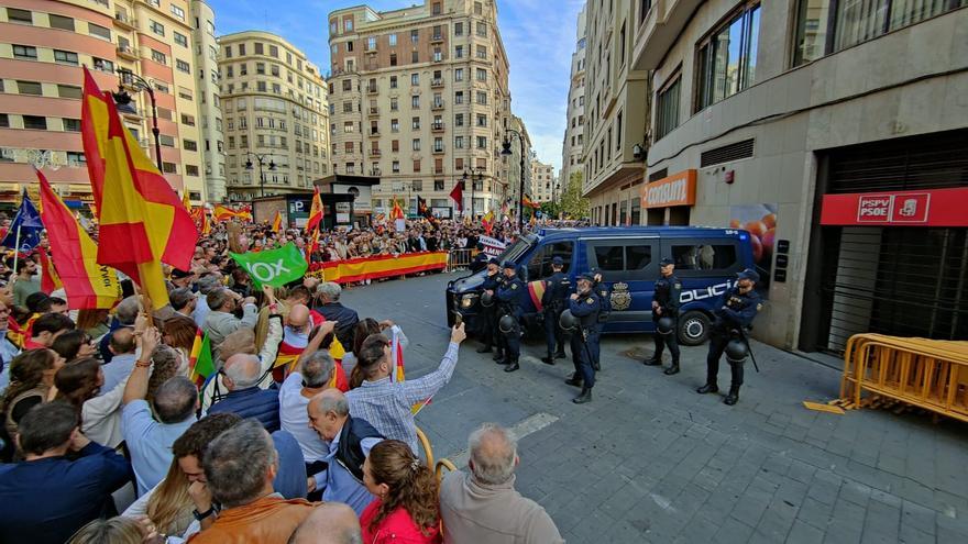 Octava concentración en la sede del PSPV contra el pacto de Sánchez y Puigdemont